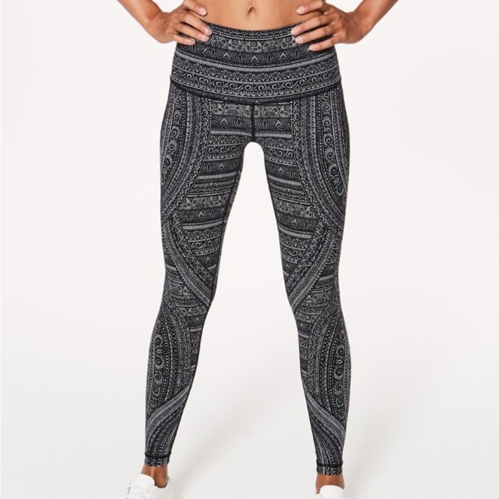 Lululemon Wunder Under leggings black and white striped pattern